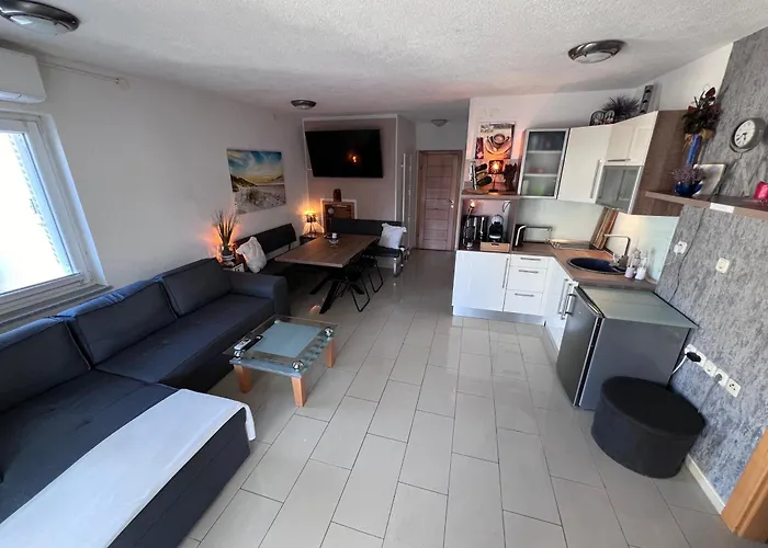 Mira - Sea View Apartman *